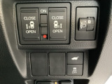 両側電動スライドドアは運転席から操作ができるよう、操作スイッチが付いています。その横にはヘットライトリベライザーのスイッチがついています。道路状況や積荷の加重に応じてライトの高さを調節できます。