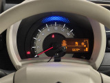 【メーターまわり】ドライバーから見やすい位置にあって安全運転に寄与します。メーターも見やすくてシンプルなデザインになっております。