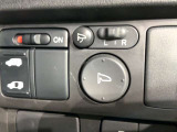 狭い駐車場で便利な電動格納ドアミラーが付いています。