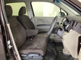 女性でも運転がしやすいように、シートの高さ調整機能(シートリフター)がついています。運転席と助手席の間が空いている為、助手席側への移動がスムーズです。交通量の多い道でも助手席側から乗り降りができます。