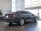 Audiの美学を追究したそのシルエットは、ダイナミクスとエレガントを融合。しかも、ボディの随所に施されたエア口ダイナミクス設計により走行性能、燃費、静粛性をも向上させています。