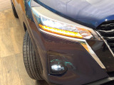【LEDヘッドライト】悪天候や夜間走行時も良好な視界を確保し安心して運転できる高輝度LEDヘッドライトを装備!点灯速度が早く、消費電力も抑えられています。
