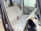 運転席まわりには十分なスペースがあり、大柄な方でもゆったり運転していただける環境です。