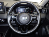 ハンドル左側にはオーディオ操作が出来るオーディオリモートコントロールスイッチ、右側にはHonda SENSINGとオートクルーズコントロールのスイッチを装備!