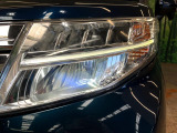 【LEDヘッドライト】悪天候や夜間走行時も良好な視界を確保し安心して運転できる高輝度LEDヘッドライトを装備!点灯速度が早く、消費電力も抑えられています。