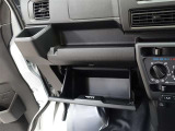 グローブBOXは車検証を入れても余裕があります!