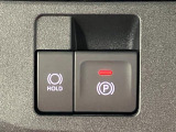 【電動パーキングブレーキ+オートブレーキホールド機能】 指先だけで簡単に操作が可能なパーキングブレーキ、スイッチを押すとブレーキペダルから足を離してもブレーキを保持できるオートブレーキホールド搭載