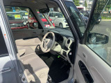 前席は人気のベンチシートタイプなので運転席、助手席の行き来が楽々です☆
