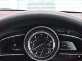 運転視界の遠方上方に虚像を投影することで前を見ながら情報の視認ができます。本当にドライバーが必要な情報を適切に伝え、楽しんで頂くことを考えた新世代装備です。※虚像は1.5m前方に浮かぶイメージです。