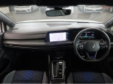 シンプルなデザインと一目でわかるスイッチの配置はPeoples Car=みんなの車という考えの現れです。各スイッチにはバックライトもついており、夜間でも安全に操作して頂けます。