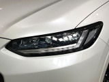 【LEDヘッドライト】悪天候や夜間走行時も良好な視界を確保し安心して運転できる高輝度LEDヘッドライトを装備!点灯速度が早く、消費電力も抑えられています。