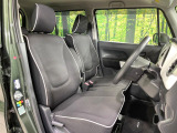 運転席まわりには十分なスペースがあり、大柄な方でもゆったり運転していただける環境です。