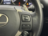【パドルシフト】AT車のハンドル上で変速を行えるシステムです。ステアリングスイッチ裏側のレバーでシフトを切り替えられます。もちろんAT免許で運転可能です。