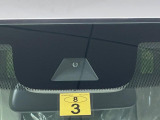 【ホンダセンシング】走行中に前方の車両等を認識し、衝突しそうな時は警報とブレーキで衝突回避と被害軽減をアシスト。より安全にドライブをお楽しみいただけます。