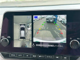【アラウンドビューモニター】まるでクルマを真上から見下ろしたかのような視点で駐車をサポートします!クルマの斜め後ろや真横など、前後左右の4つのカメラの映像が合成されて、モニターに映し出されます。