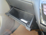助手席の前には収納ボックスがあります。