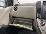 【グローブボックス】車検証、サングラスやCDなど小さい荷物が収納できるので車内を綺麗に整頓できますね。