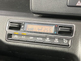 【オートエアコン】一度お好みの温度に設定すれば、車内の温度を検知し風量や温度を自動で調整。暑い…寒い…と何度もスイッチ操作をする必要はありません。快適な車内空間には必須の機能ですね♪