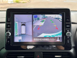 【アラウンドビューモニター】まるでクルマを真上から見下ろしたかのような視点で駐車をサポートします!クルマの斜め後ろや真横など、前後左右の4つのカメラの映像が合成されて、モニターに映し出されます。