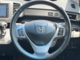 インテリアに合わせたデザインのステアリングは、運転される方のことも考え、運転しやすい形状、大きさです。是非一度、実際に触ってお確かめください。