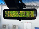 【アドバンスドルームミラー】後席の大きな荷物や同乗者で後方が確認しづらい時でも安心!カメラが撮影した車両後方の映像をルームミラー内に表示。クリアな視界で状況の確認が可能です!