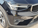 【LEDヘッドライト】ハイビームを先行車や対向車にあてず、その両サイドではハイビーム照射を維持。見える範囲が段違いに広くなりました。北欧神話に登場するトールハンマーをモチーフにデザイン。
