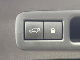 【パワーバックドア】スマートキーや運転席のボタンを押すだけでリアゲートが自動で開閉します!荷物を持っている時や、高い位置にあるバックドアを閉める際に便利な機能です♪