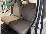 後ろ側シート、比較的綺麗です。納車前に徹底的に室内清掃してご納車いたします。