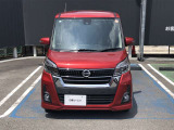 後期モデルでLEDヘッドライトやインテリジェントな安全装備を追加。Vモーションをモチーフとしたワイドデザインのフロントグリルに。
