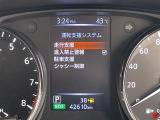 【エマージェンシーブレーキ】前方の車両や歩行者を検知し、衝突による事故回避をサポートします!機能には限界があるためご注意ください。