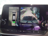 上から見下ろす感覚で駐車する事が出来るアラウンドビューモニター装備。映像はナビ画面に映ります。