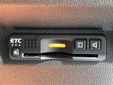 【ETC】有料道路を利用する際に料金所で停止することなく通過できる、ETC車載器(ノンストップ自動料金収受システム機器)が装備されています。セットアップを行うことで利用可能になります。