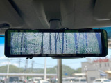 【デジタルルームミラー】後席の大きな荷物や同乗者で後方が確認しづらい時でも安心!カメラが撮影した車両後方の映像をルームミラー内に表示。クリアな視界で状況の確認が可能です!