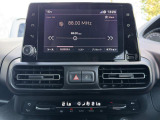 Apple CarPlay、Android Auto 対応。スマホを接続するとタッチスクリーン上でマップ、通話、メッセージ、ミュージックなどのアプリをスマホ同様に操作できるミラースクリーン機能搭載