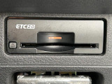 【ETC】有料道路を利用する際に料金所で停止することなく通過できる、ETC車載器(ノンストップ自動料金収受システム機器)が装備されています。セットアップを行うことで利用可能になります。