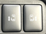 【両側パワースライドドア】スマートキーや運転席のスイッチで後席両側スライドドアの開閉が可能♪電動だから力を入れてドアを開ける必要が無く、小さなお子様でも簡単に開け閉めでき快適です♪