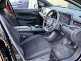 運転しやすい最適な姿勢に調整することができるシートシフター付き。リラックスして運転できます。