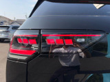 ダイナミックターンインジケーター付き3DのLEDテールランプ。ウィンカーの光が流れるように点滅、後続車からの視認性が高まり、万一の追突の危険性を軽減します。