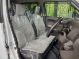 運転席まわりには十分なスペースがあり、大柄な方でもゆったり運転していただける環境です。