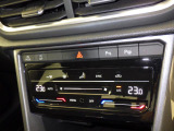 タッチコントロール式エアコンパネル。2ゾーンフルオートエアコン。運転席、助手席それぞれ独立して温度管理が可能です。花粉やダストを除去するフレッシュエアフィルターも装備され、クリーンな室内環境を保ちます