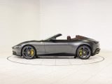 Ferrari Roma Spiderは、古都ローマのエレガンスと現代的な美学を融合させたフロントエンジンGTのスパイダーモデルです。