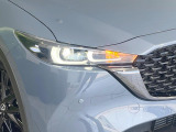 【LEDヘッドライト】悪天候や夜間走行時も良好な視界を確保し安心して運転できる高輝度LEDヘッドライトを装備!点灯速度が早く、消費電力も抑えられています。