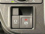 指先だけで簡単に操作が可能な電動パーキングブレーキを採用。「HOLD」スイッチを押すと、渋滞や信号待ちなどでブレーキペダルから足を離しても、ブレーキを保持するので安心です
