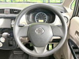 インテリアに合わせたデザインのステアリングは、運転される方のことも考え、運転しやすい形状、大きさです。是非一度、実際に触ってお確かめください。