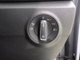 ダイヤル式のLEDヘッドライトスイッチ。オートライトも装備され、夕方やトンネルが続く道路でも手を煩わせません