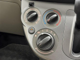 【エアコン】空気の入れ替え、快適な車内環境づくりの必須装備。エアコンちゃんとついてます。ダイヤル式で直感的な操作ができますね!