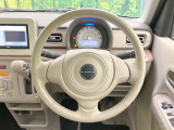 インテリアに合わせたデザインのステアリングは、運転される方のことも考え、運転しやすい形状、大きさです。是非一度、実際に触ってお確かめください。