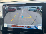 【バックカメラ】駐車時に後方がリアルタイム映像で確認できます。大型商業施設や立体駐車場での駐車時や、夜間のバック時に大活躍!運転スキルに関わらず、今や必須となった装備のひとつです!