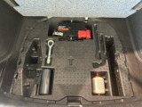 トランク下にはパンク修理材と12Vバッテリーがあります。