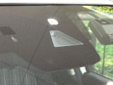 【スマートブレーキサポート】走行中に前方の車両等を認識し、衝突しそうな時は警報とブレーキで衝突回避と被害軽減をアシスト。より安全にドライブをお楽しみいただけます。